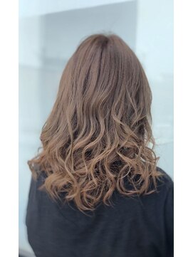 エアービジュー(Air Bijou) ゆるふわ波ウェーブ×美髪3Dカラーミルクティー