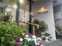 お店の前にはお花◎