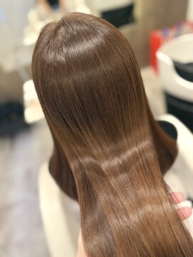 アヴェイ(AVE) ロングヘアで風になびく艶髪
