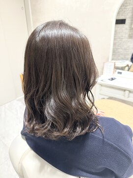 エム(EMU) 大人ゆるふわボブ。オリーブアッシュカラー