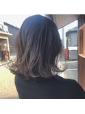 自然なグラデーショングレージュと外ハネミディアム