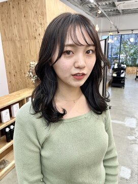 シキ(SHIKI) 顔まわりのおくれ毛のニュアンスが可愛いロングスタイル