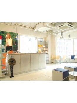 髪・頭皮のお悩みなど何でも相談しやすい雰囲気と居心地の良い空間が魅力♪気さくなスタイリストがお出迎え