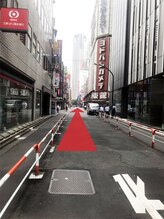 三菱東京UFJ銀行を左方向に曲がりますとヨドバシカメラ、都庁が見えて参ります。