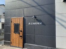 ビーガーデン(B.GARDEN)の雰囲気（じじやさん駐車場奥、黒塗りの壁に茶色い大きなドアが目印です）