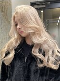 ホワイトブロンドくすみベージュ韓国風巻きフェミニンロング