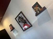 グラマラス(glamorous)の雰囲気（こだわりのアートを多数展示しております。）