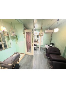 美容メニューをいずれかご利用いただいたお客様に、美容機器が充実したお部屋をご用意しております。