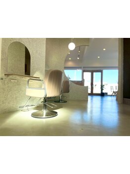 髪と心をリセットできるプライベートサロン。ゆっくり落ち着ける広々としたスペースで癒されるひと時を。