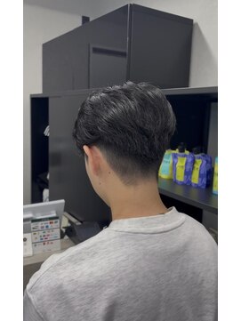 大人男子に人気！柔らか束感のセンターパート