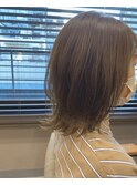 外ハネ大人可愛いミディアムウルフくびれイルミナカラー