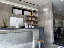 アマト(amat.)の雰囲気（モルタル調の中に木や緑が入り柔らかい店内◎）