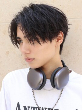 エイド 渋谷(aid) 前下がりメンズセンターパート無造作刈り上げツーブロック渋谷