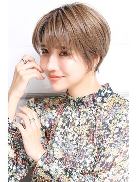 クラッチ ユニ(CLUTCH uni) 大人可愛い小顔美髪前下がりショートボブ丸みショートA2