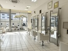 白を基調とした広々とした空間で大型の高機能換気を設備！