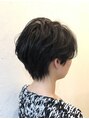 クロワ(croix) 首もとスッキリ見せるタイトなショートスタイル