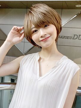 アンド ストーリーズ(&STORIES) 大人可愛い耳かけショートボブフォギーベージュ【江角力也】