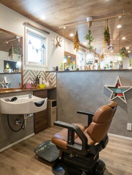 こだわりのインテリアに囲まれた店内☆アットホームな雰囲気の落ち着いた空間で、男性も女性も通いやすい♪