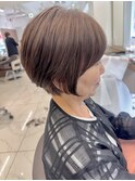暗めベージュカラーのショートボブ