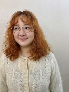 オレンジヘアとクセ毛活かしスタイル