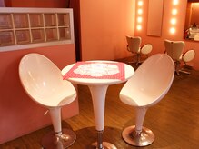 スリーク Sleekの雰囲気（丸みを帯びた白いイスはオシャレなカフェのよう☆）