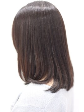 プラウド なでなでツヤツヤ縮毛矯正で丸みのあるストレートヘアに。