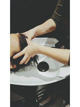 ミック ヘアアンドメイクアップ 高田店(miq Hair&Make up)の写真/≪髪とココロに潤いチャージ☆≫地肌から毛先までうるおって「ぷるんっ♪」と弾む潤い美髪へ♪