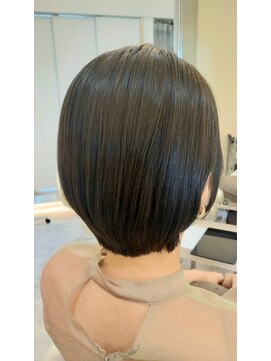 アナ ラーナ(Anna Lanna) 耳かけ可愛いショートレイヤー×ダークグレージュ