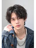 目元で魅せる。大人の色気を引き出す“緩めシャドウパーマ”