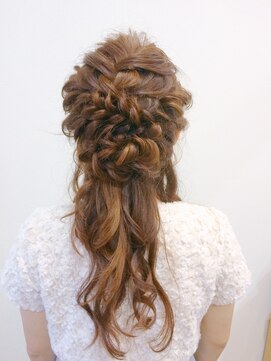 ルーシィバイナチュラル(lucy by Natural) パーティー アレンジ ハーフアップ