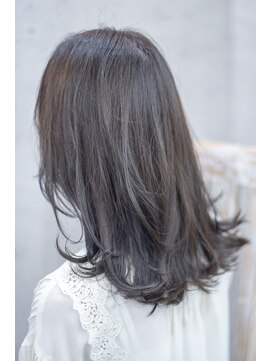 ジュノ(Jeuno) ミディアム 毛先動きスタイル