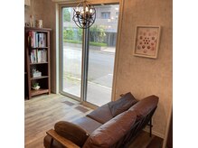 アンフィニ(unfini)の雰囲気（光が差し込む待合スペース）