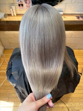 シルバーベージュ赤み消しカラーハイトーンストレートヘア艶髪
