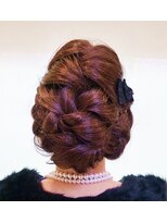 ヘアースペース ムーン(Hair Space MOON) 大きな編み込みのアシメ アップヘアー