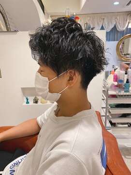 リタ(Lita) ツーブロック　スパイラルパーマ　アップバング