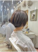 タイトな襟足ショートとグレイカラーは8トーン