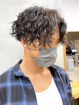 エリマ 調布(elima) ツイストスパイラル/センターパート/刈り上げ/スパイラルパーマ