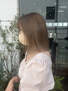 マザー(MOTHER) シアーベージュ×切りっぱなしミディアムボブ