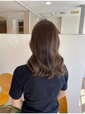 柔らかグレージュ×切りっぱなしミディアムボブ