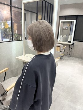 ムード カナザワ(mood kanazawa) ホワイトシルバーベージュ　内巻きぱっつんボブ