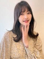 シルキーベージュ×ミディアムヘア×斜めバング
