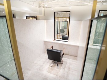 ベルダ 高槻(BELDAD)の写真/《高槻/髪質改善》お客様一人ひとりと真剣に向き合う為の全席半個室空間、完全個室もご用意◇