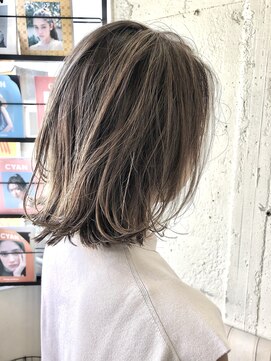 ペネロープ(Penelope) ハイライト/外ハネ/グレージュ 担当 夕島