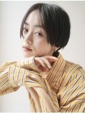 大人かわいい小顔ハンサムショートセンターパート暗髪