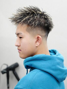 スラッシュ(SLASH) メンズパーマ/ハイライト/短髪/フェードカット/ツイスト/姫路