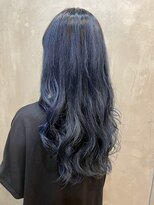 クロ(curro)&nbsp;ウェーブヘア×ネイビーカラー