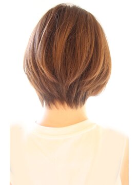 レウナ 外苑前(Reuna) 20代30代40代大人可愛いひし形ショートボブ　襟足すっきり