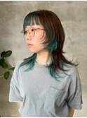 ウルフカットインナーカラーペールグリーン青緑レイヤースタイル