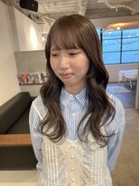 シー.(SHE.)&nbsp;【SHE.】レイヤーカット/アッシュ/ベージュ/くびれ巻き