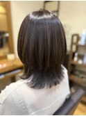 外ハネしやすいミディアムレイヤースタイル